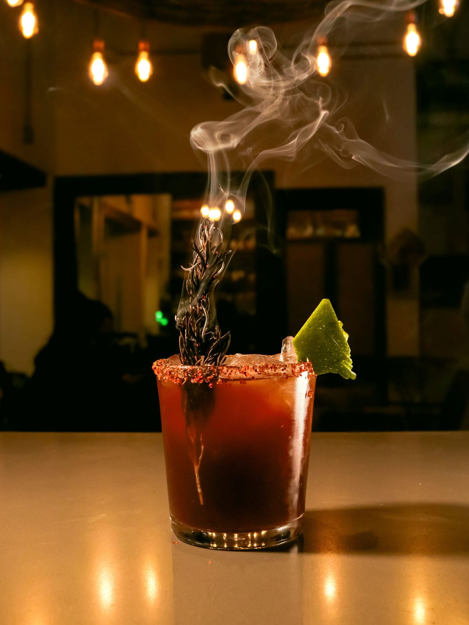 Coctel de mezcal ahumado servido en MERO 18