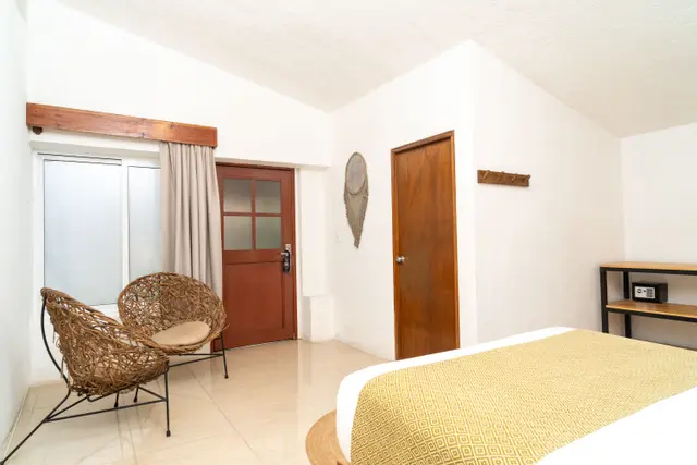 Habitación con sillones de mimbre y luz natural