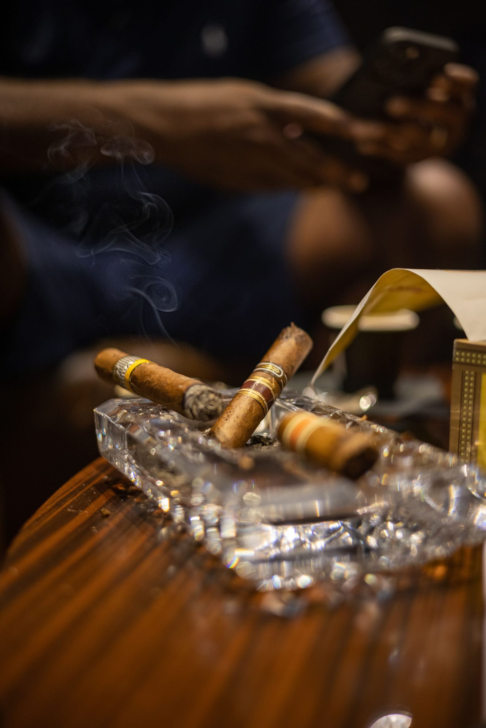 Puros encendidos con humo en Humo Smoke Shop, Mezcal Hotel Boutique
