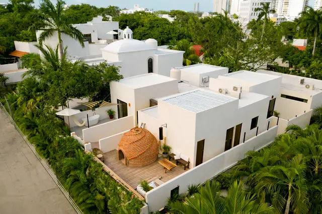 Vista aérea del hotel entre la selva del centro de Cancún