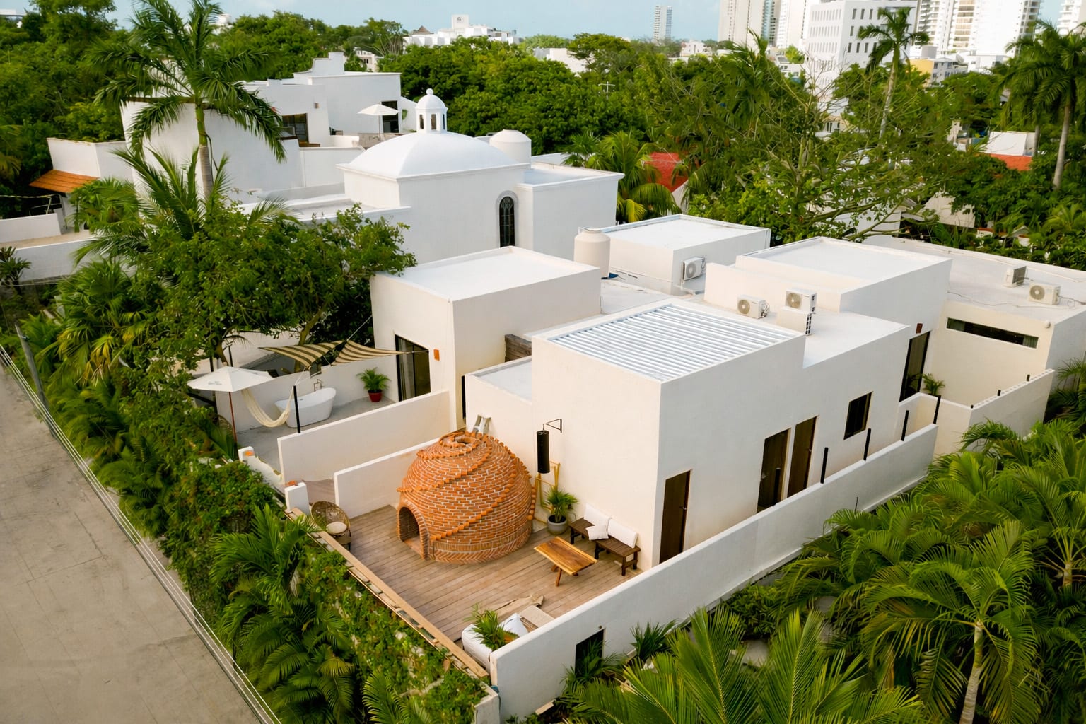 Vista aérea del Mezcal Hotel Boutique entre la selva del Centro de Cancún