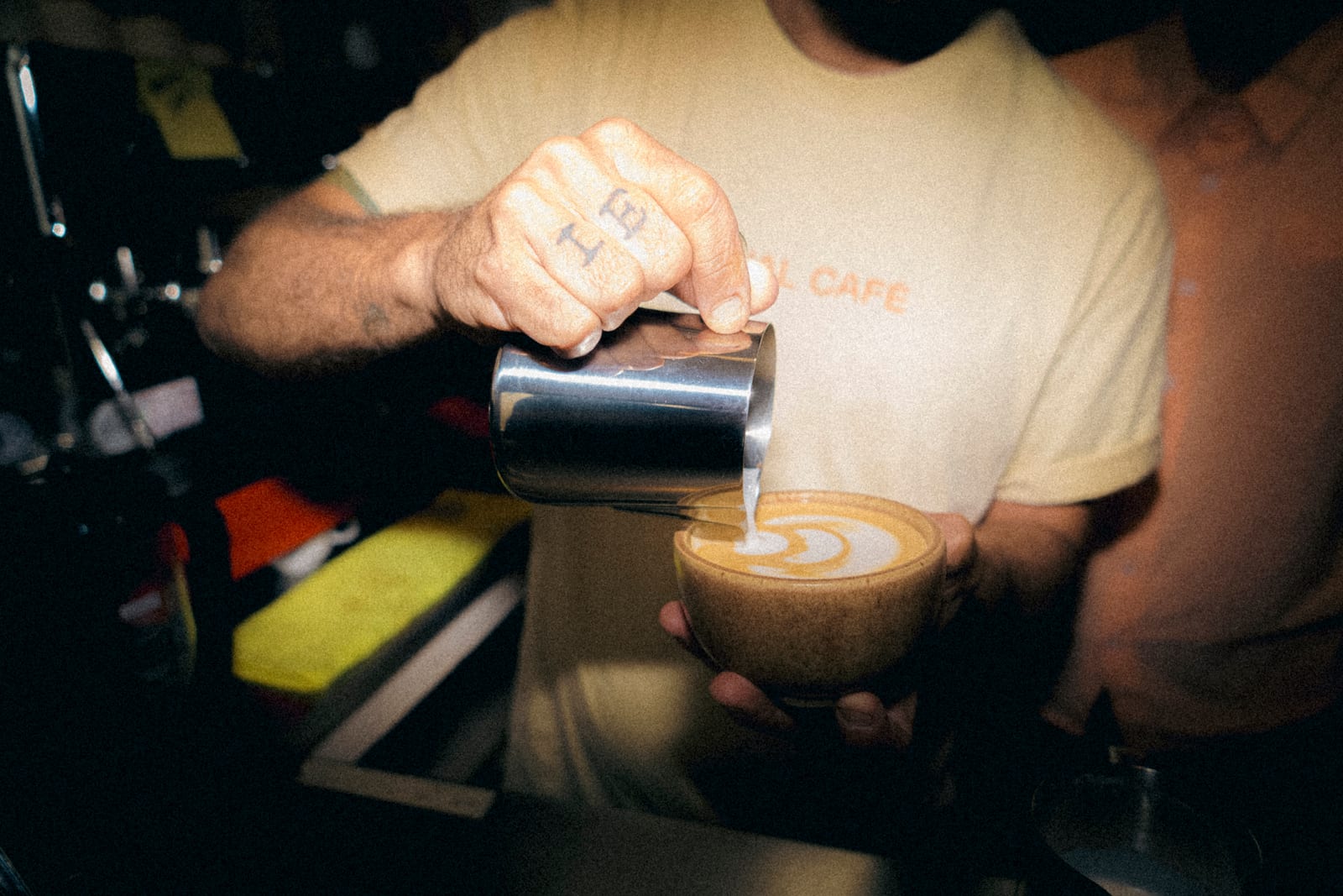 Barista preparando café en Onda