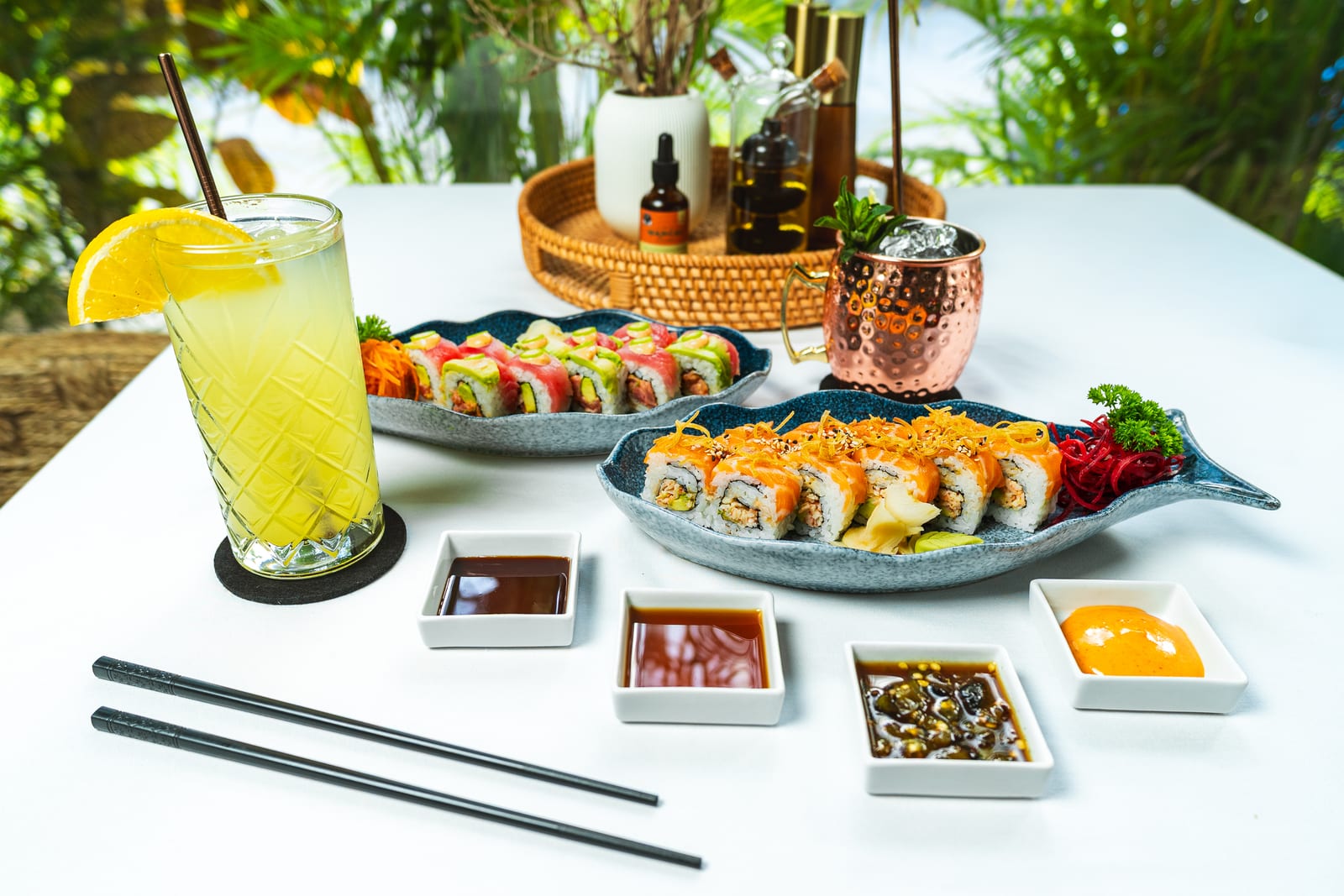Mesa de MERO 18 con sushi de autor, tostadas y coctelería