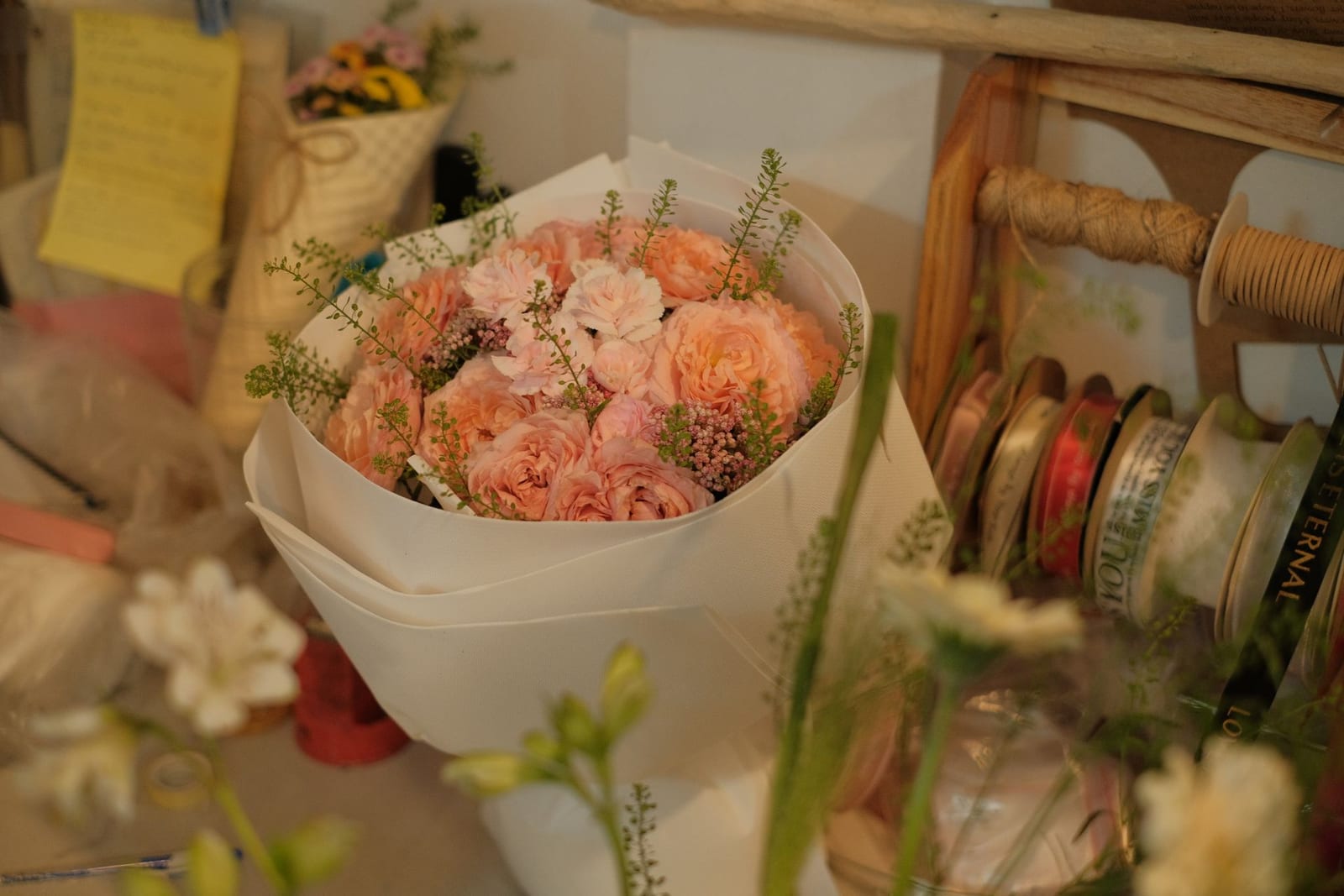 Ramo de flores frescas envuelto en papel en Florería Silvestra